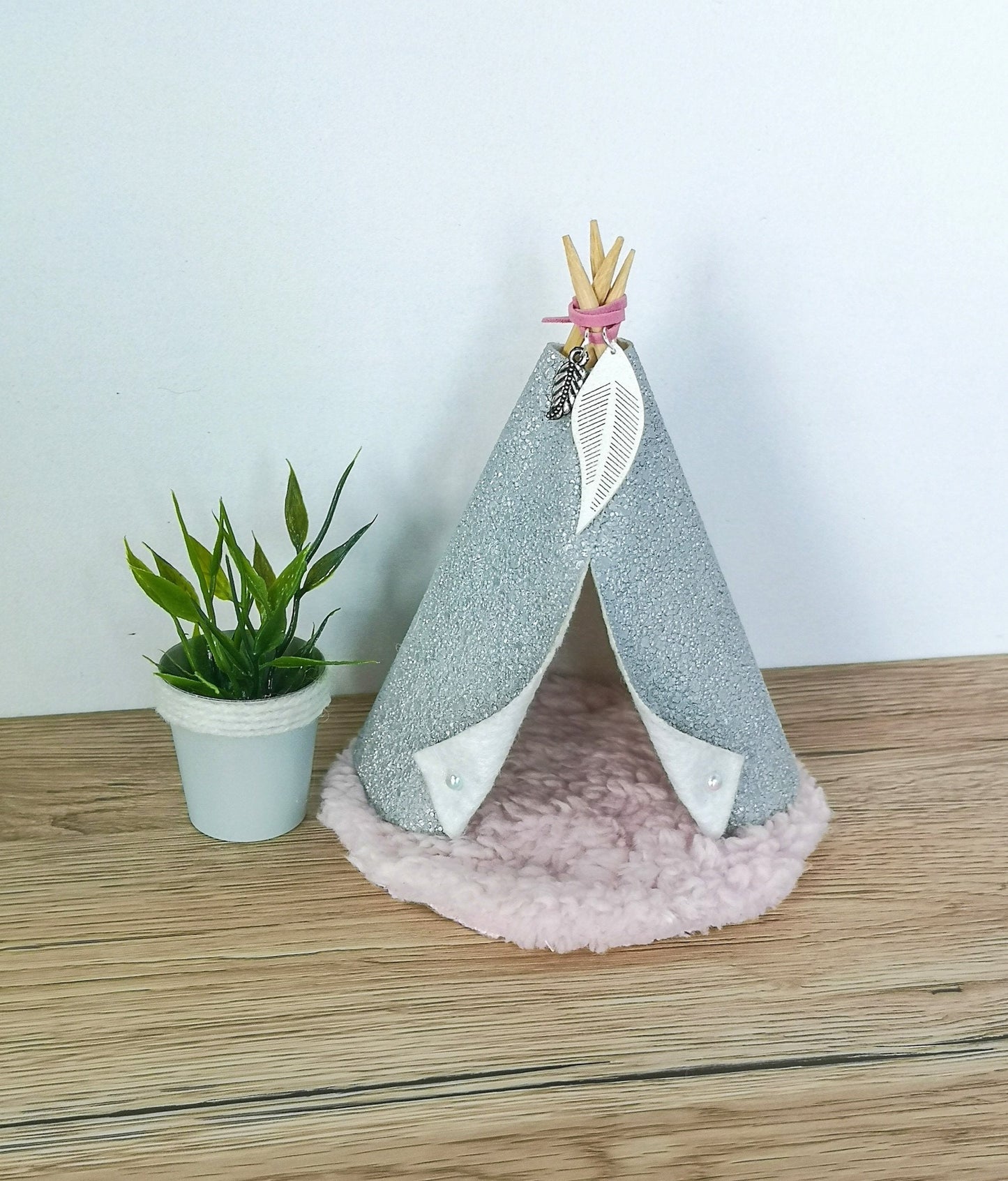Miniature round rug, Dollhouse decoration, modern miniature carpet, 1:12 scale