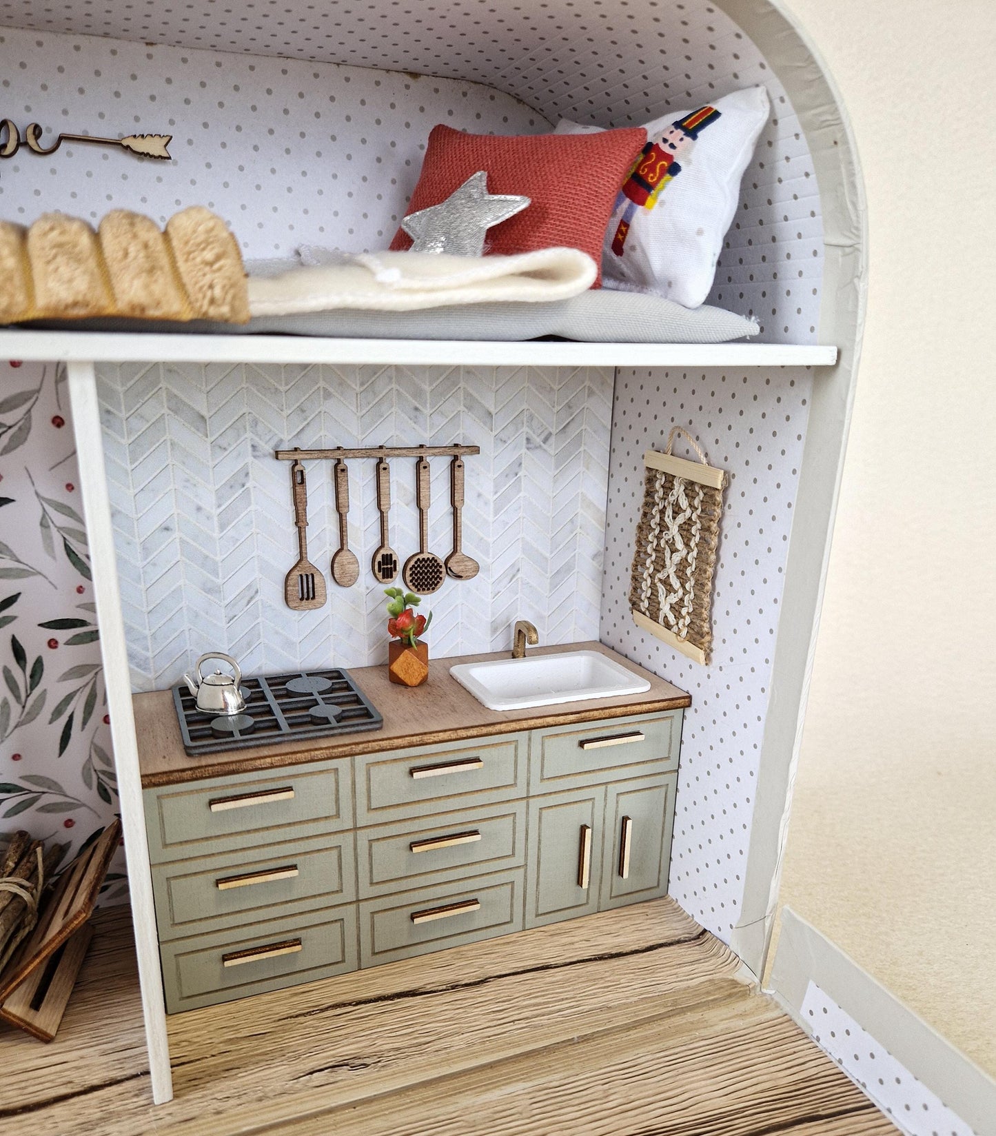 The Christmas Spirit – Large Suitcase Dollhouse