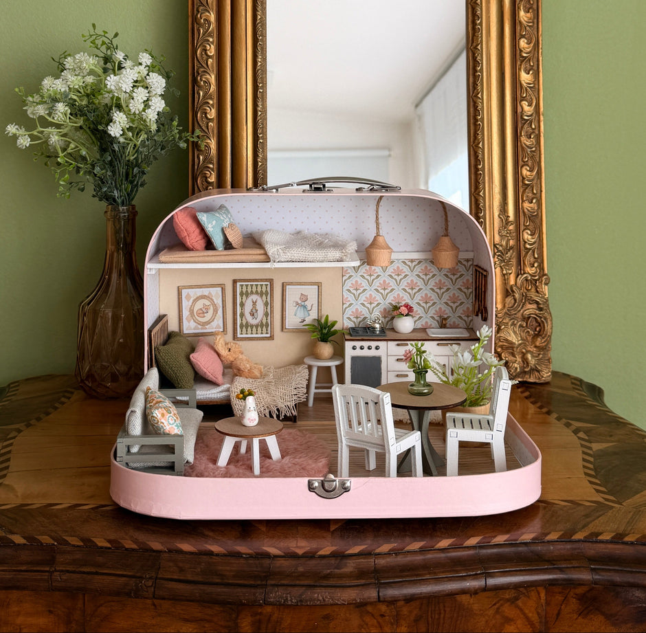 Nostalgic Cottage – Medium Suitcase Dollhouse