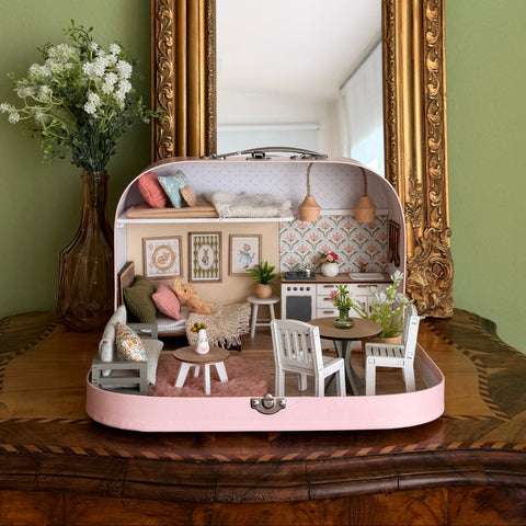 Nostalgic Cottage – Medium Suitcase Dollhouse