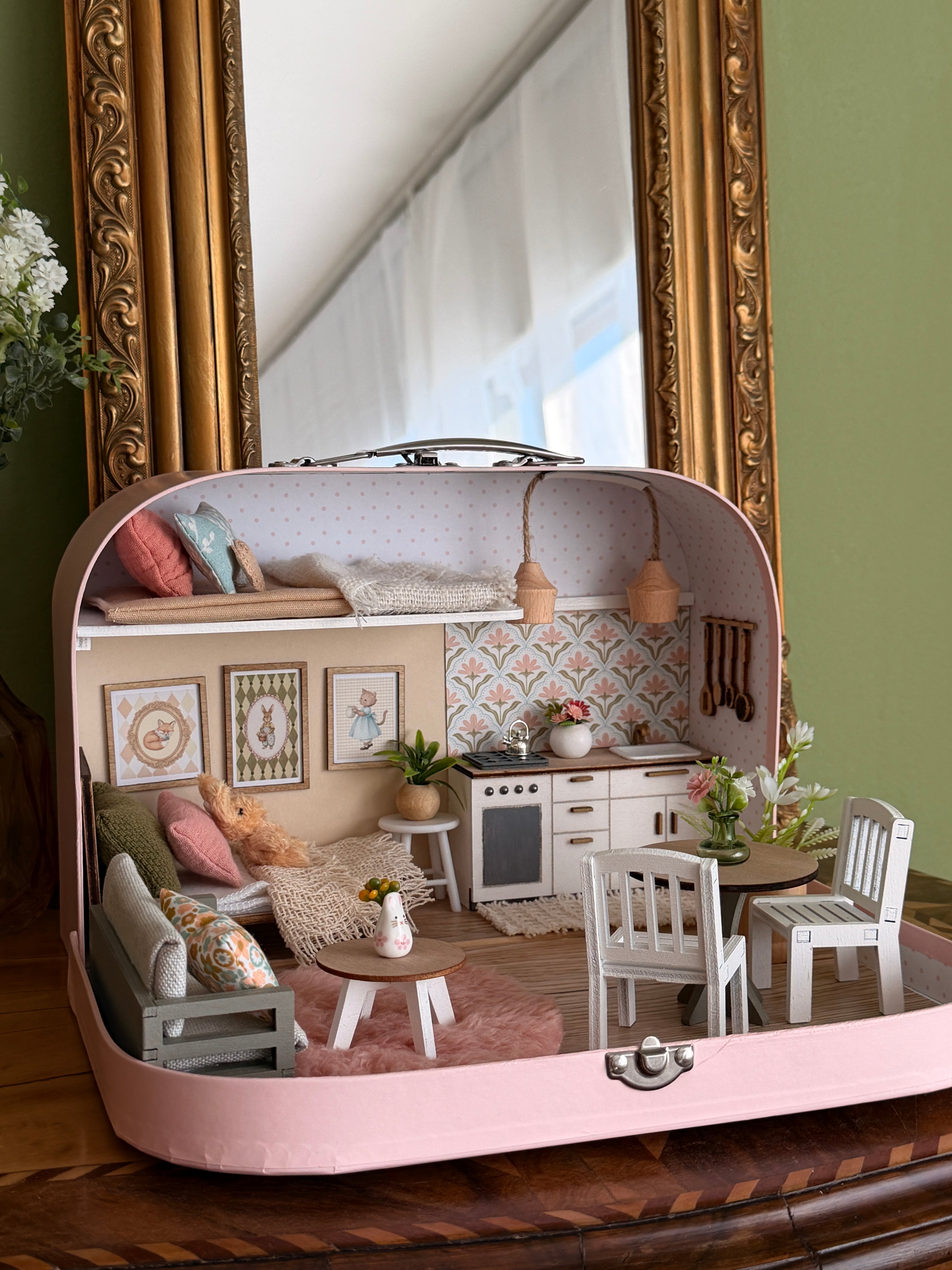 Nostalgic Cottage – Medium Suitcase Dollhouse