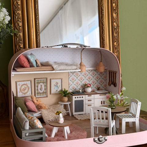 Nostalgic Cottage – Medium Suitcase Dollhouse