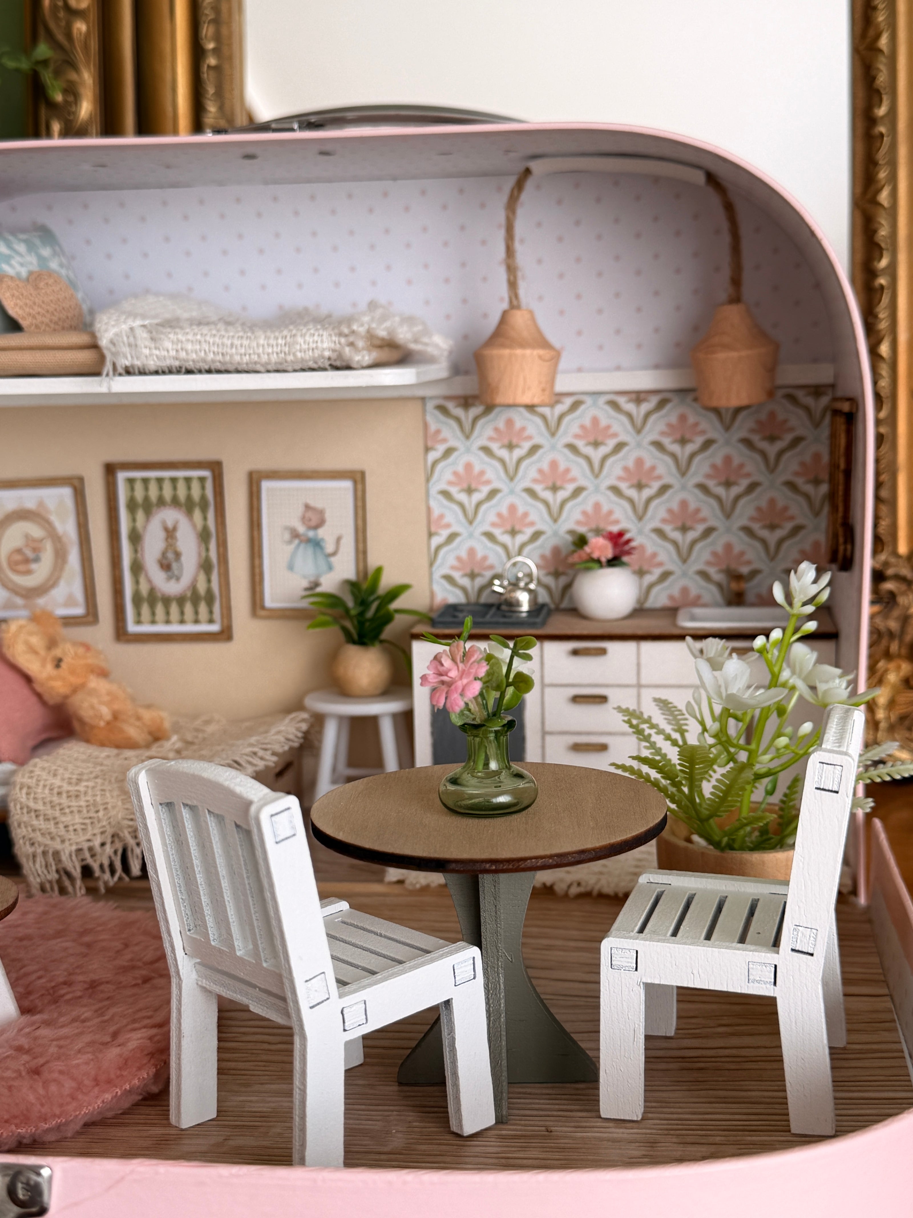 Nostalgic Cottage – Medium Suitcase Dollhouse