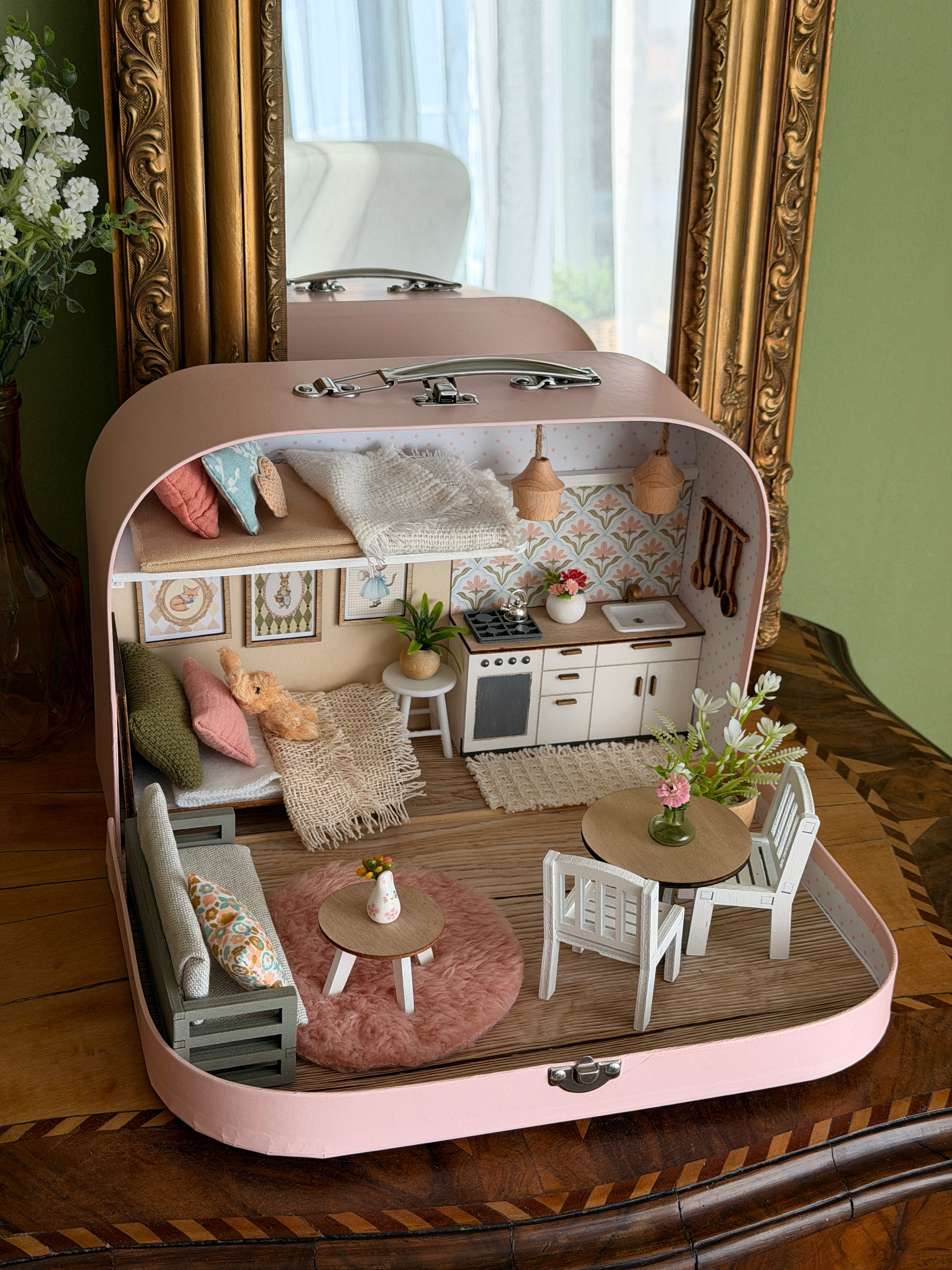 Nostalgic Cottage – Medium Suitcase Dollhouse