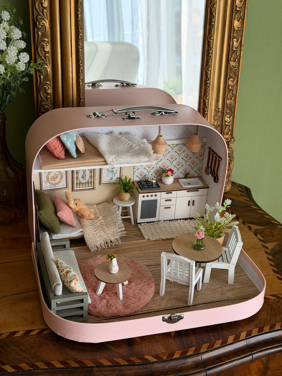 Nostalgic Cottage – Medium Suitcase Dollhouse