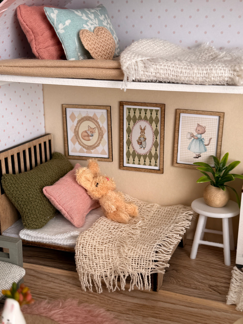 Nostalgic Cottage – Medium Suitcase Dollhouse