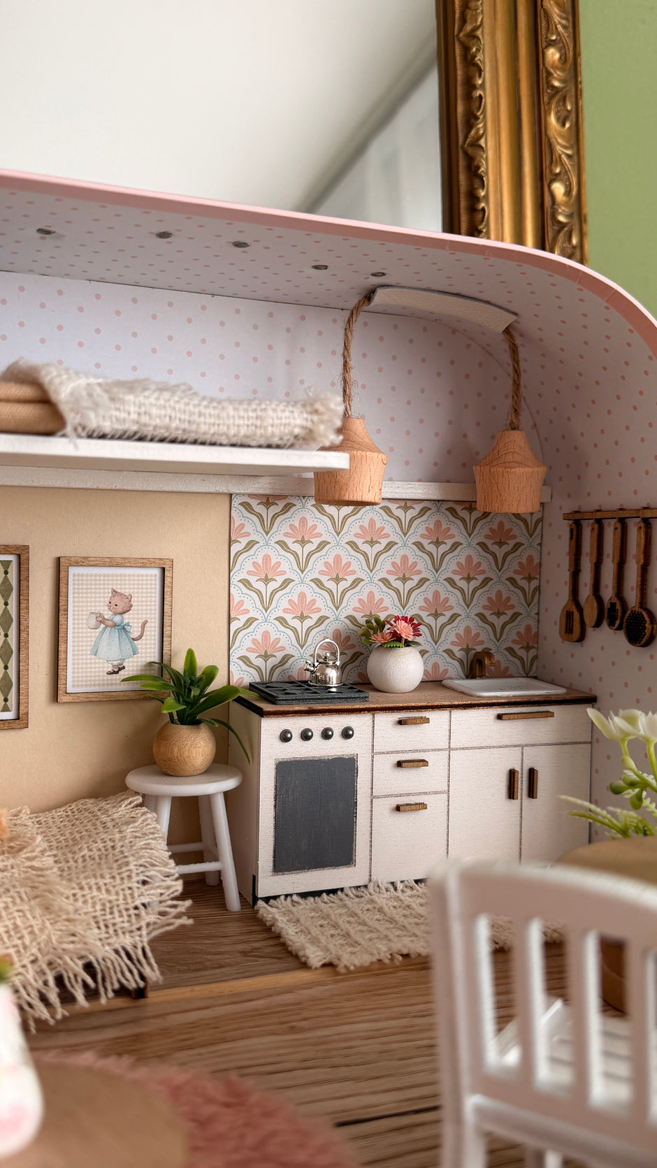 Nostalgic Cottage – Medium Suitcase Dollhouse