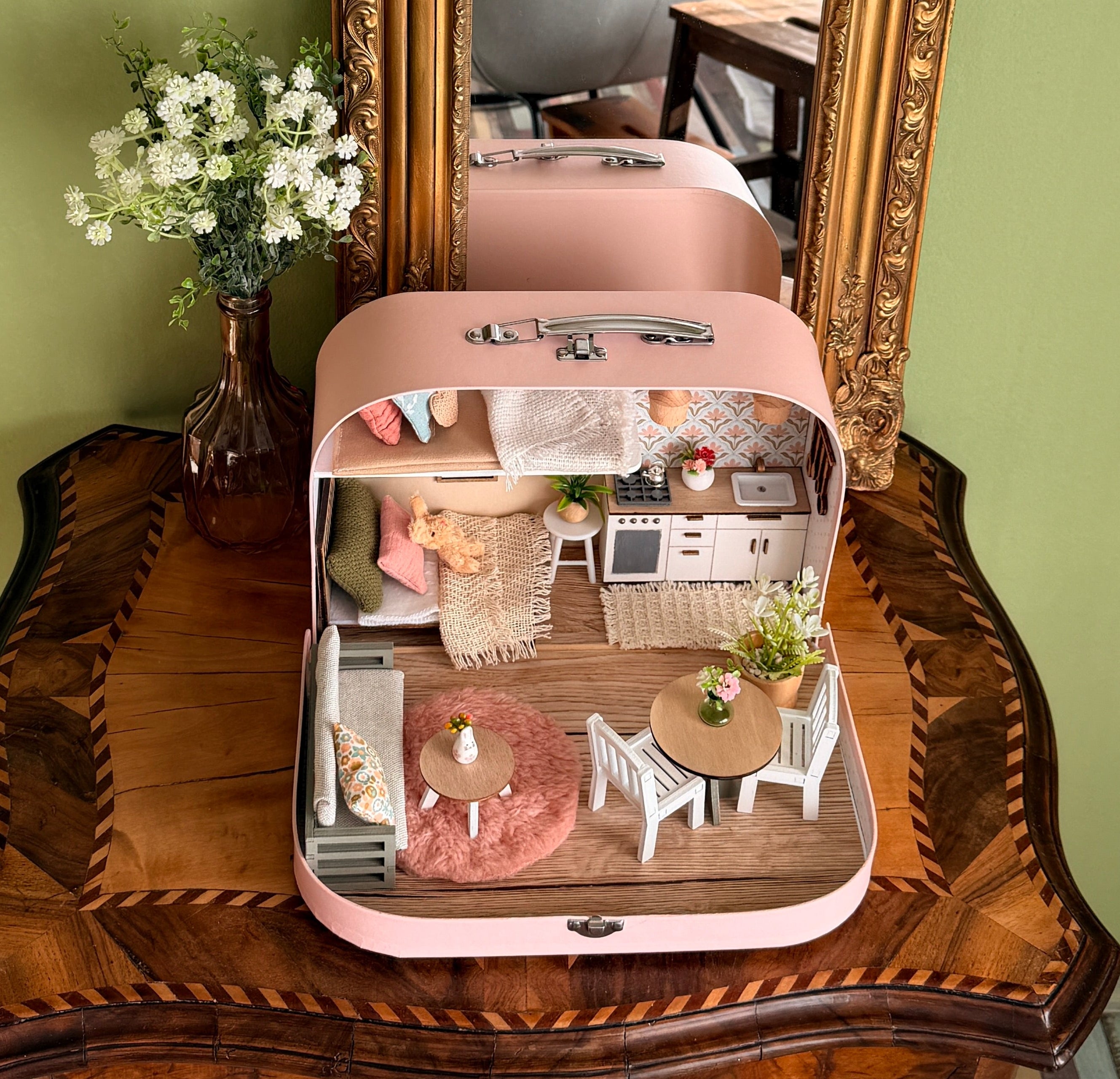 Nostalgic Cottage – Medium Suitcase Dollhouse