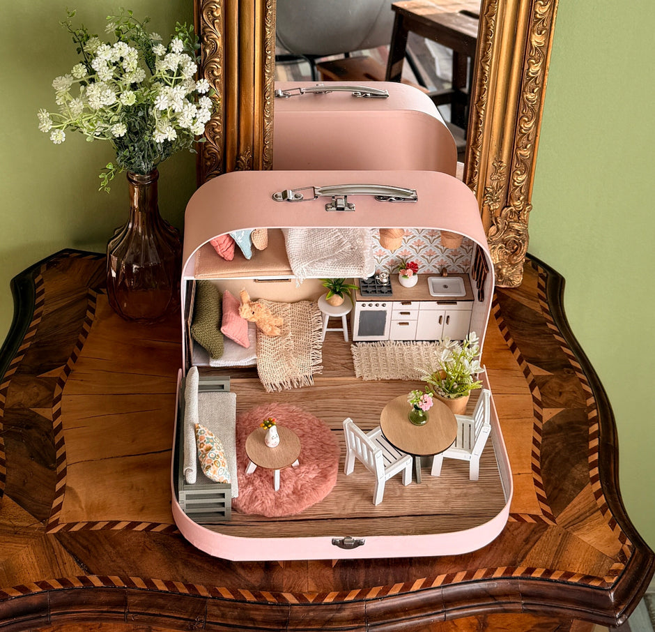 Nostalgic Cottage – Medium Suitcase Dollhouse