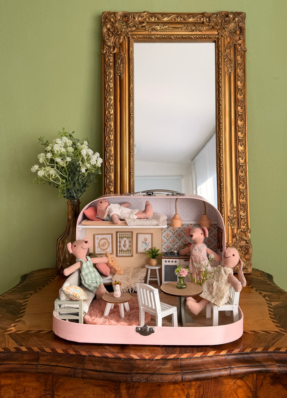 Nostalgic Cottage – Medium Suitcase Dollhouse