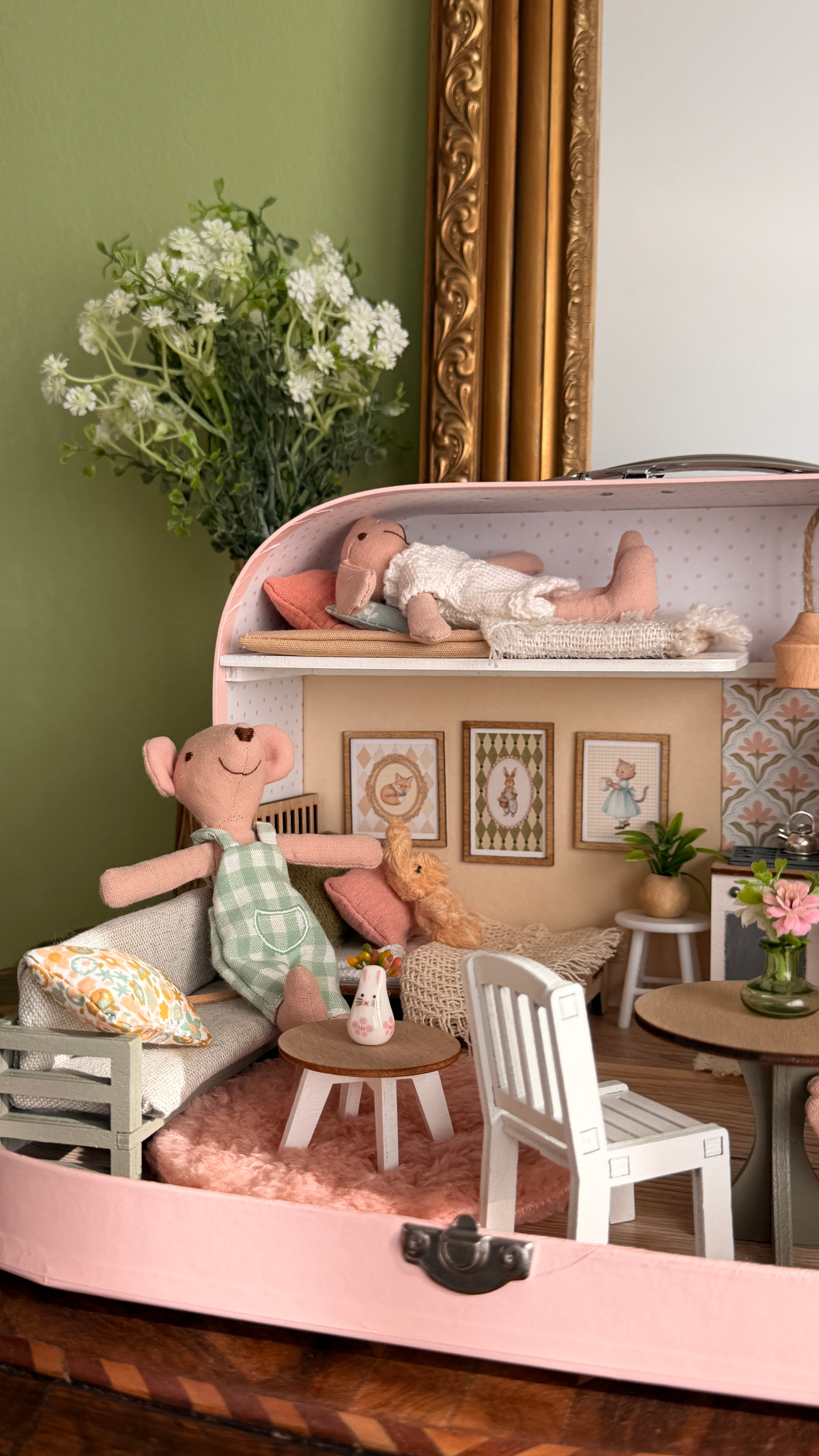Nostalgic Cottage – Medium Suitcase Dollhouse