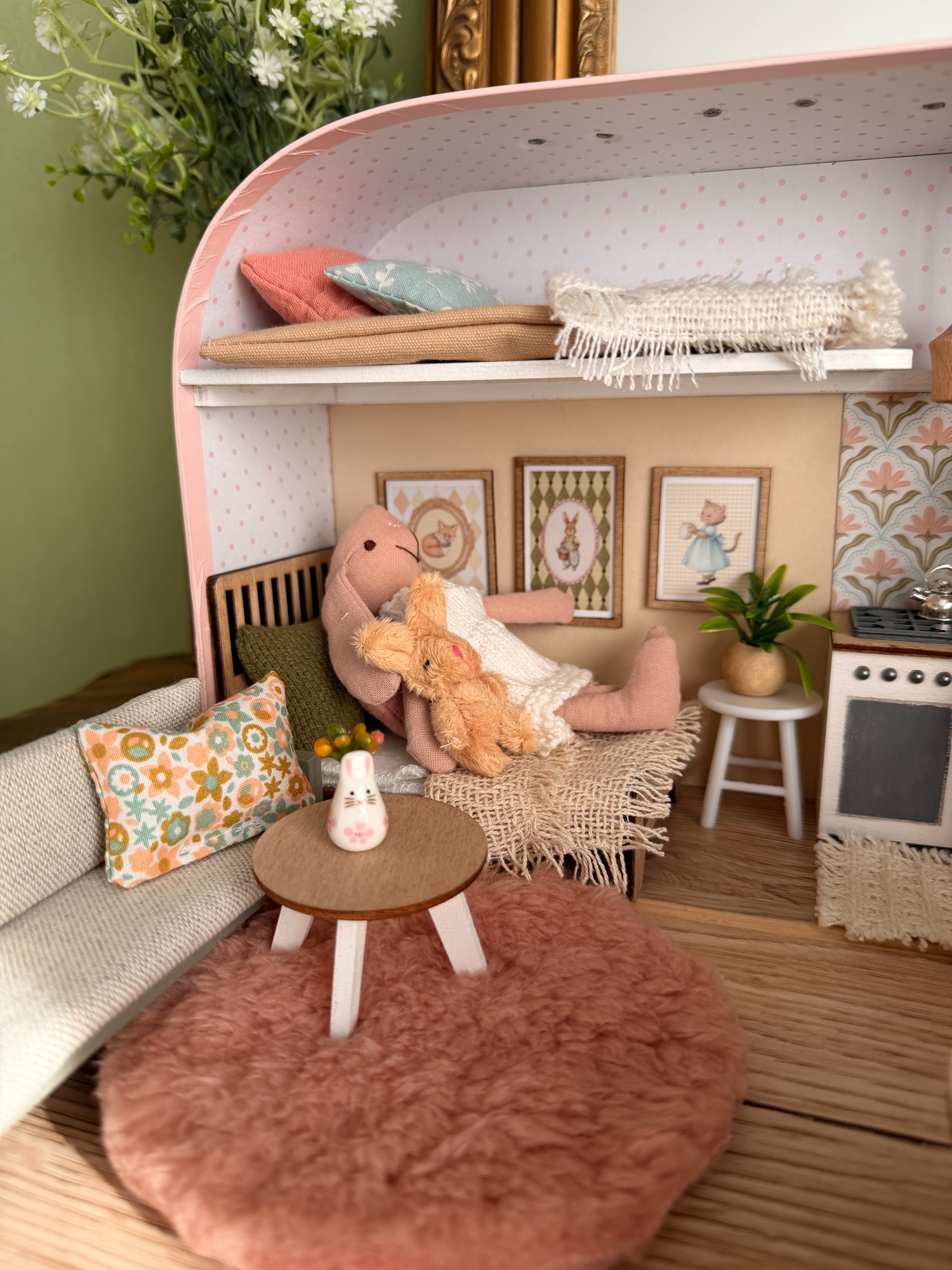 Nostalgic Cottage – Medium Suitcase Dollhouse