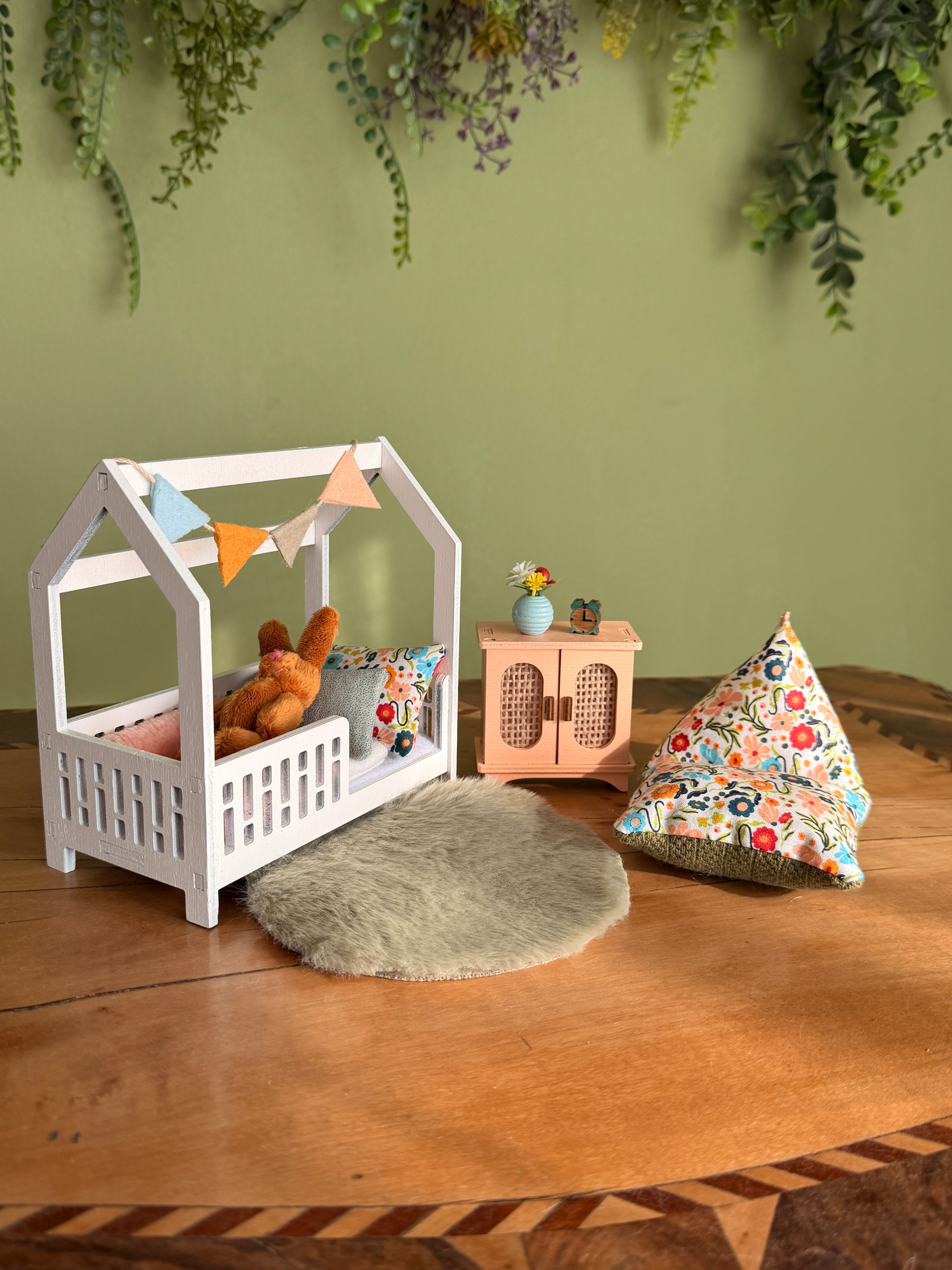 Dolhouse Miniatur-Kinderzimmermöbel im Maßstab 1:12, Soft Latte & Peach Set, Miniaturbett, Sitzsack (perfekt für die Maus Maileg)