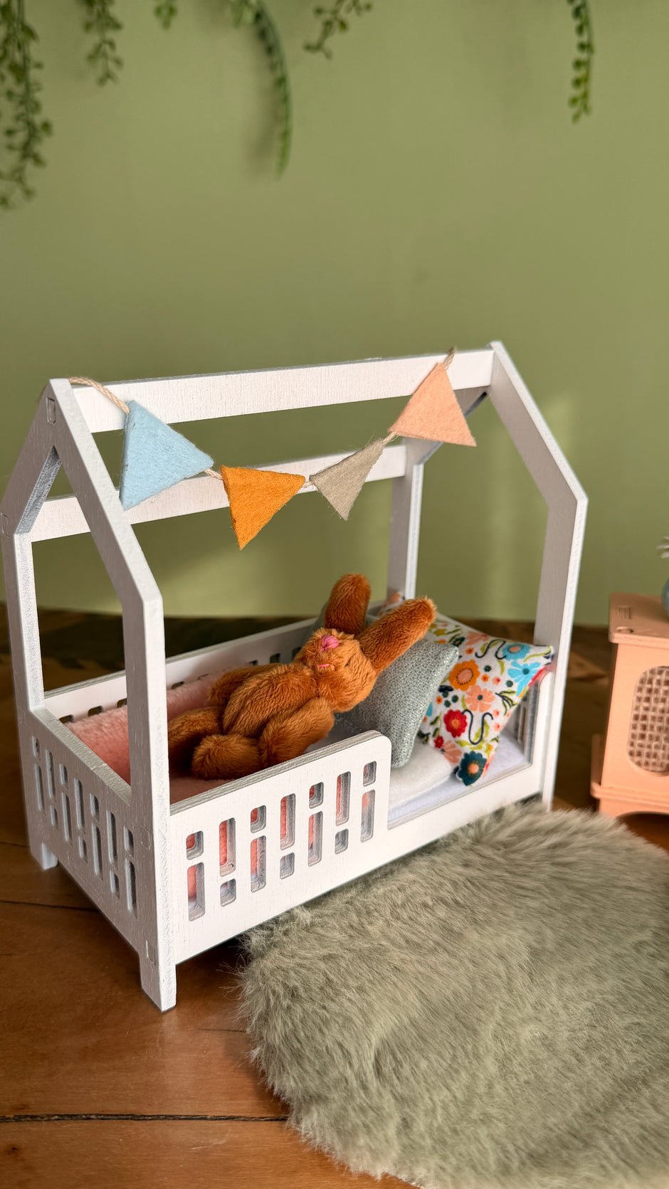 Dolhouse Miniatur-Kinderzimmermöbel im Maßstab 1:12, Soft Latte & Peach Set, Miniaturbett, Sitzsack (perfekt für die Maus Maileg)