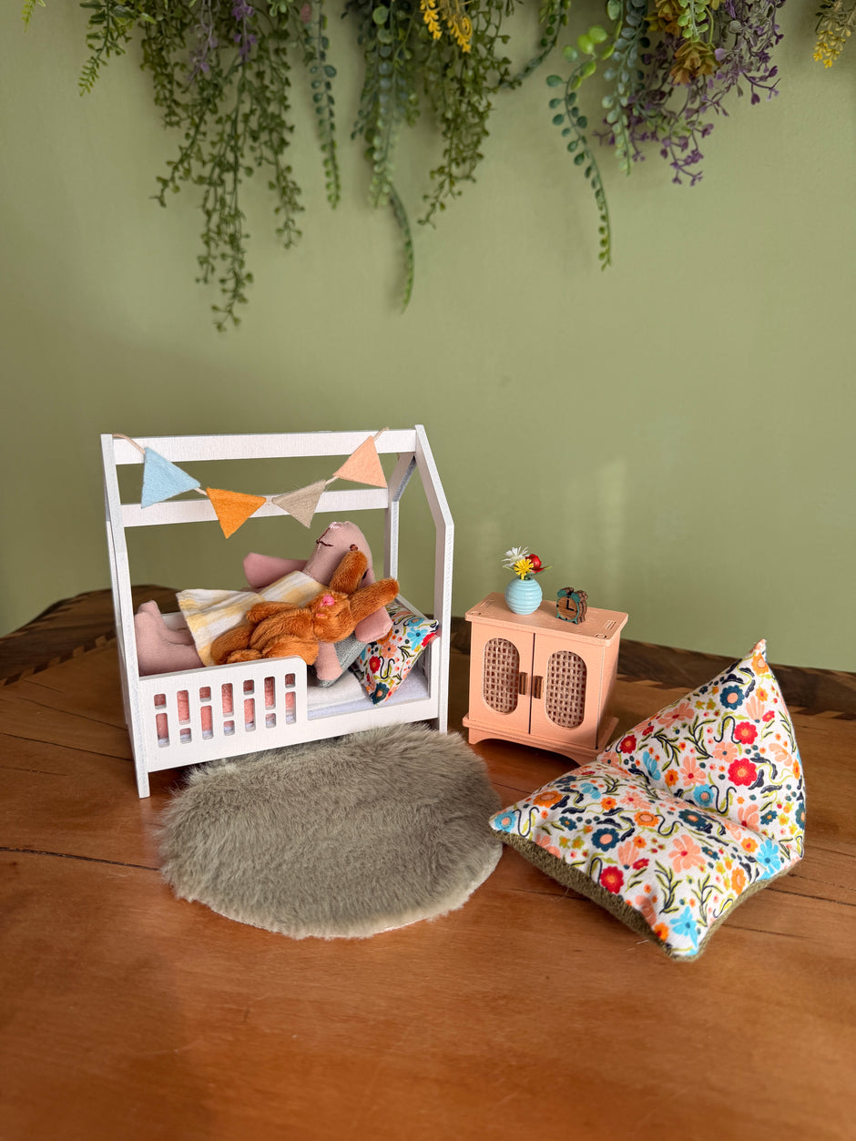 Dolhouse Miniatur-Kinderzimmermöbel im Maßstab 1:12, Soft Latte & Peach Set, Miniaturbett, Sitzsack (perfekt für die Maus Maileg)