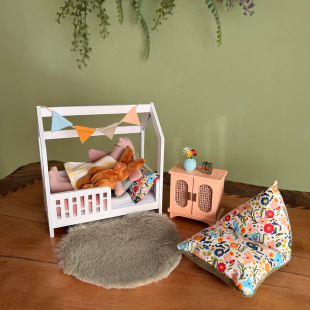 Dolhouse Miniatur-Kinderzimmermöbel im Maßstab 1:12, Soft Latte & Peach Set, Miniaturbett, Sitzsack (perfekt für die Maus Maileg)