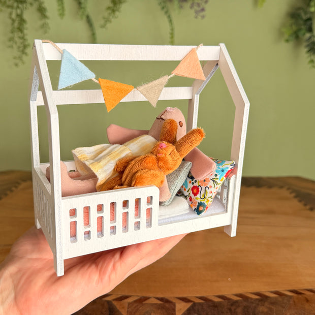 Dolhouse Miniatur-Kinderzimmermöbel im Maßstab 1:12, Soft Latte & Peach Set, Miniaturbett, Sitzsack (perfekt für die Maus Maileg)