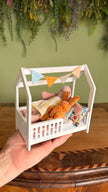 Dolhouse Miniatur-Kinderzimmermöbel im Maßstab 1:12, Soft Latte & Peach Set, Miniaturbett, Sitzsack (perfekt für die Maus Maileg)
