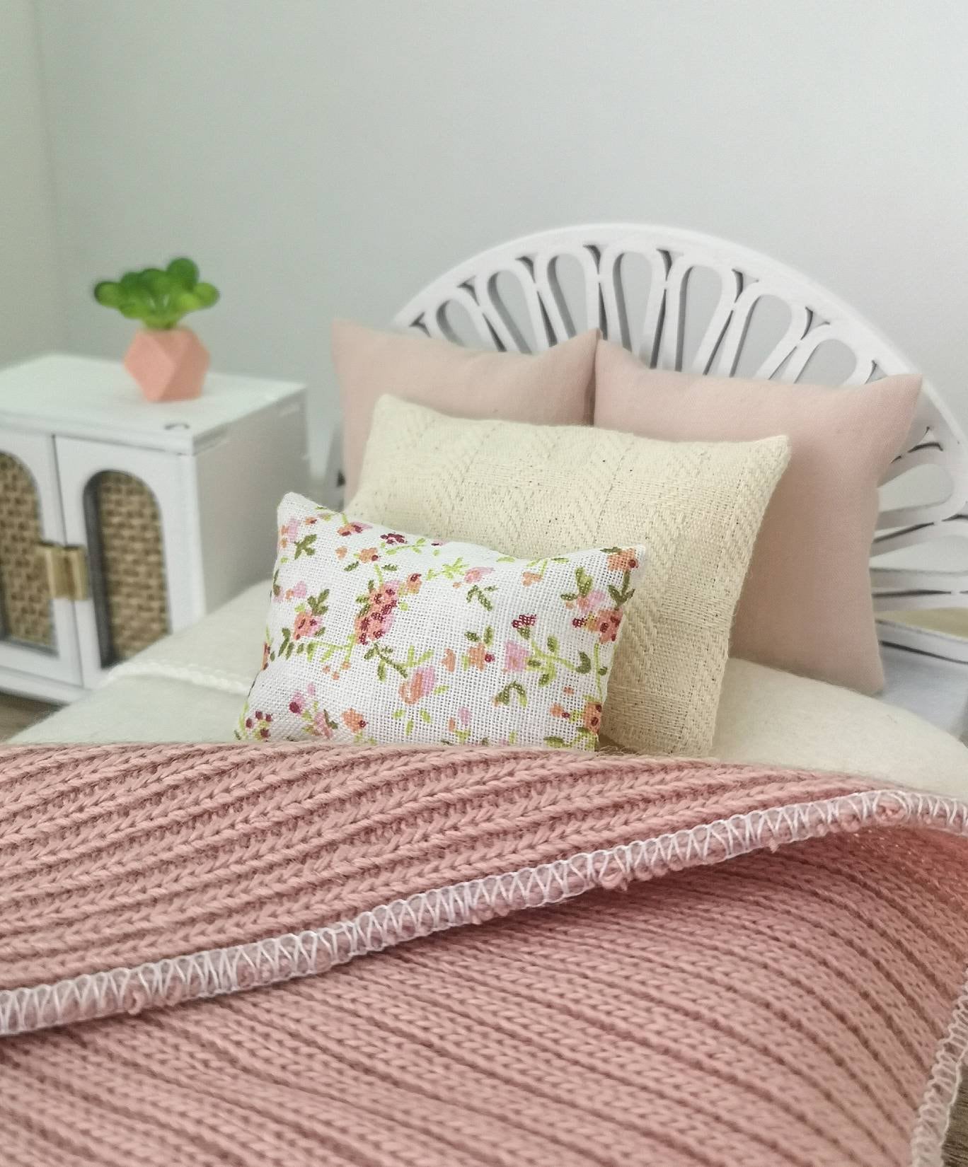 Doppelbett für Puppenhäuser im Maßstab 1:12, Restful Bliss, Miniaturmöbel-Set (perfekt für Ikea-Puppenhäuser)