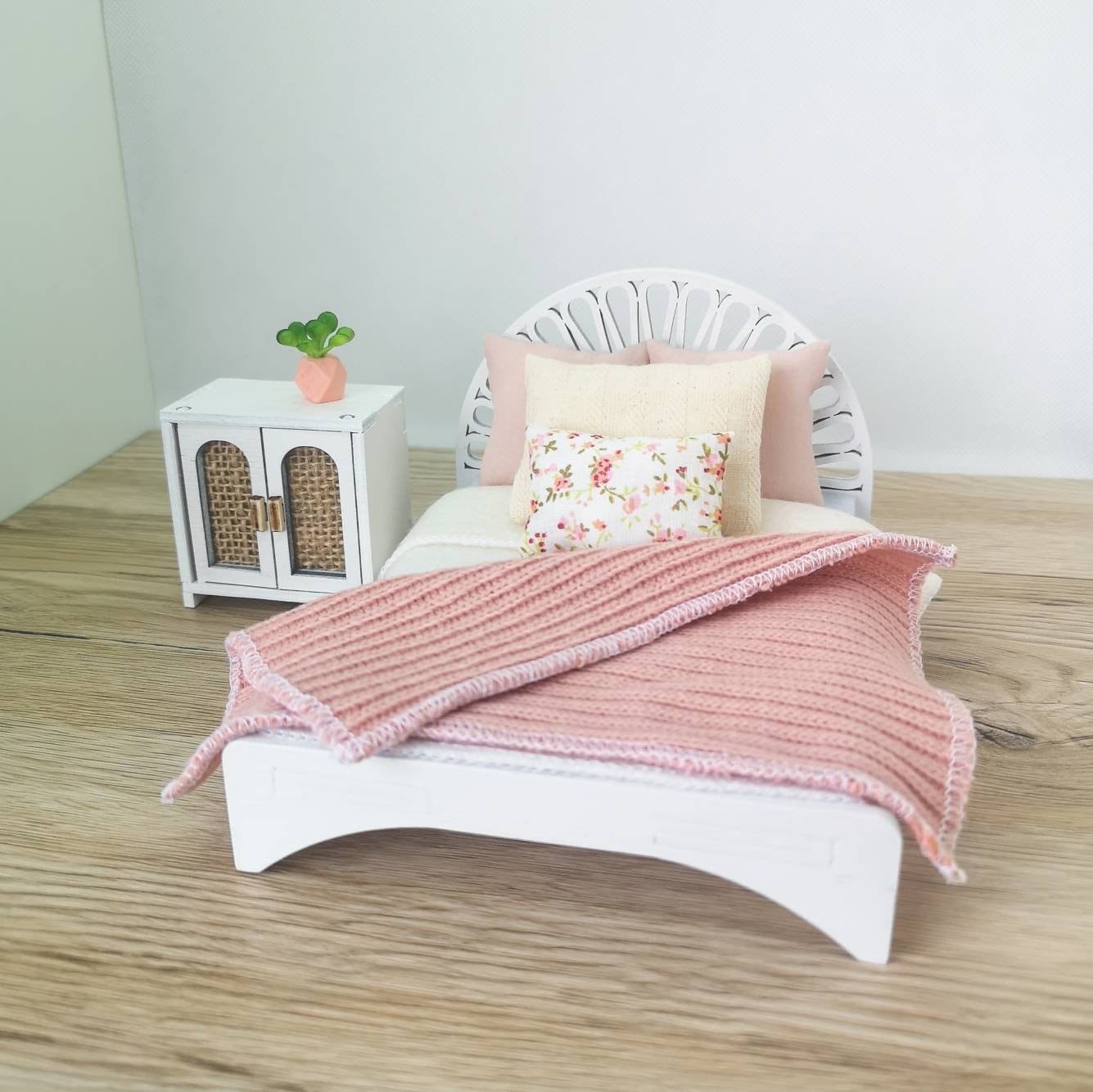Doppelbett für Puppenhäuser im Maßstab 1:12, Restful Bliss, Miniaturmöbel-Set (perfekt für Ikea-Puppenhäuser)