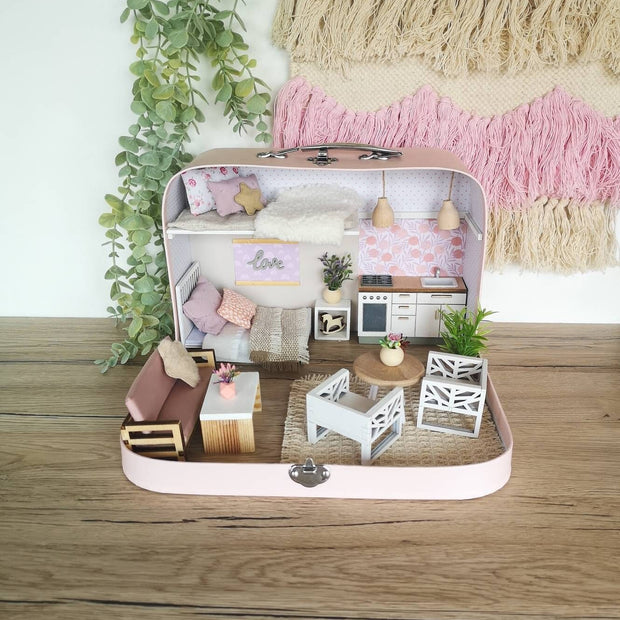 Blush Haven – Puppenhaus im mittleren Kofferformat