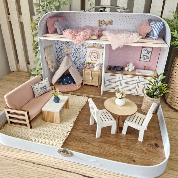 Zuckerwattenhäuschen – Großes Koffer-Puppenhaus