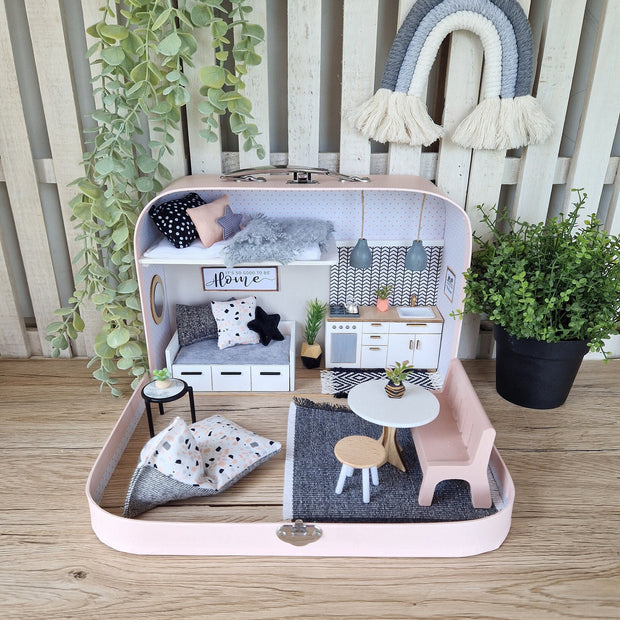 Blush Blueberry – Puppenhaus mit mittelgroßem Koffer