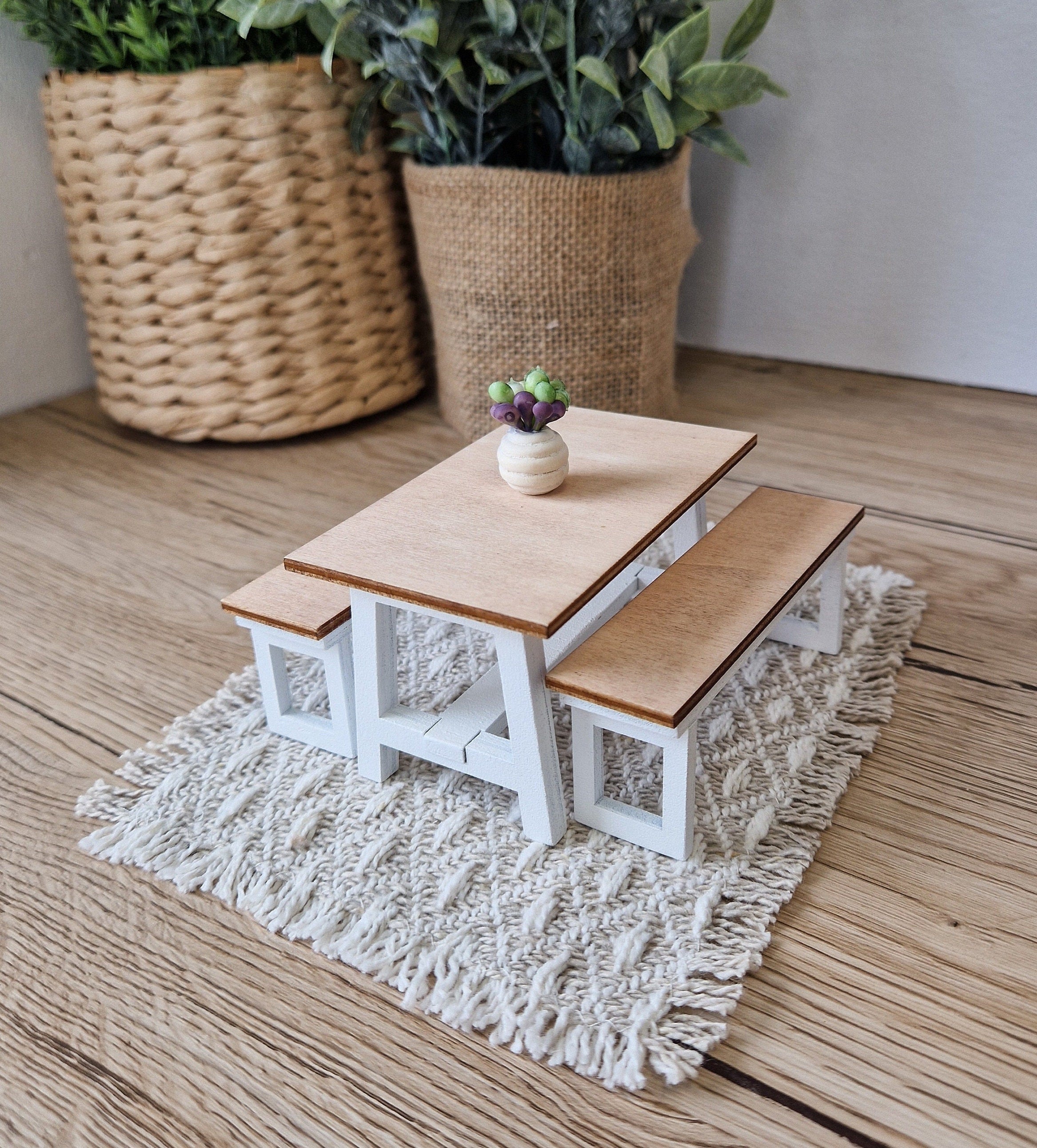 Miniatur-Essgruppe im Maßstab 1:12, Weiß und Holz, moderne Miniatur-Puppenhausmöbel (perfekt für Ikea-Puppenhäuser)