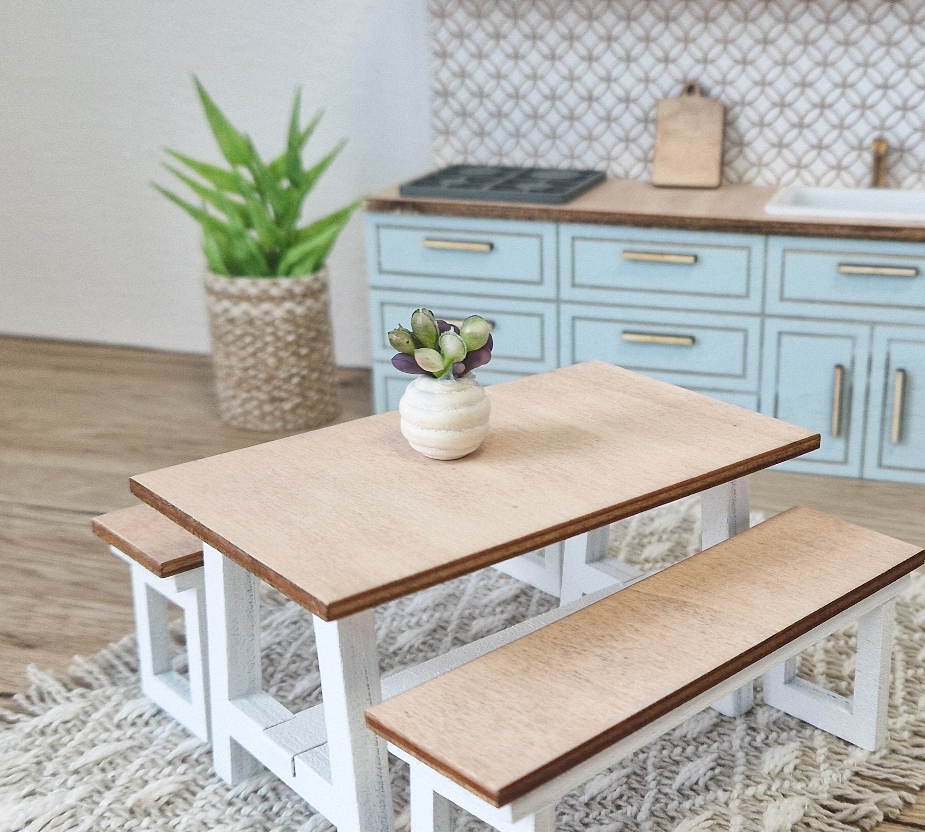 Miniatur-Essgruppe im Maßstab 1:12, Weiß und Holz, moderne Miniatur-Puppenhausmöbel (perfekt für Ikea-Puppenhäuser)
