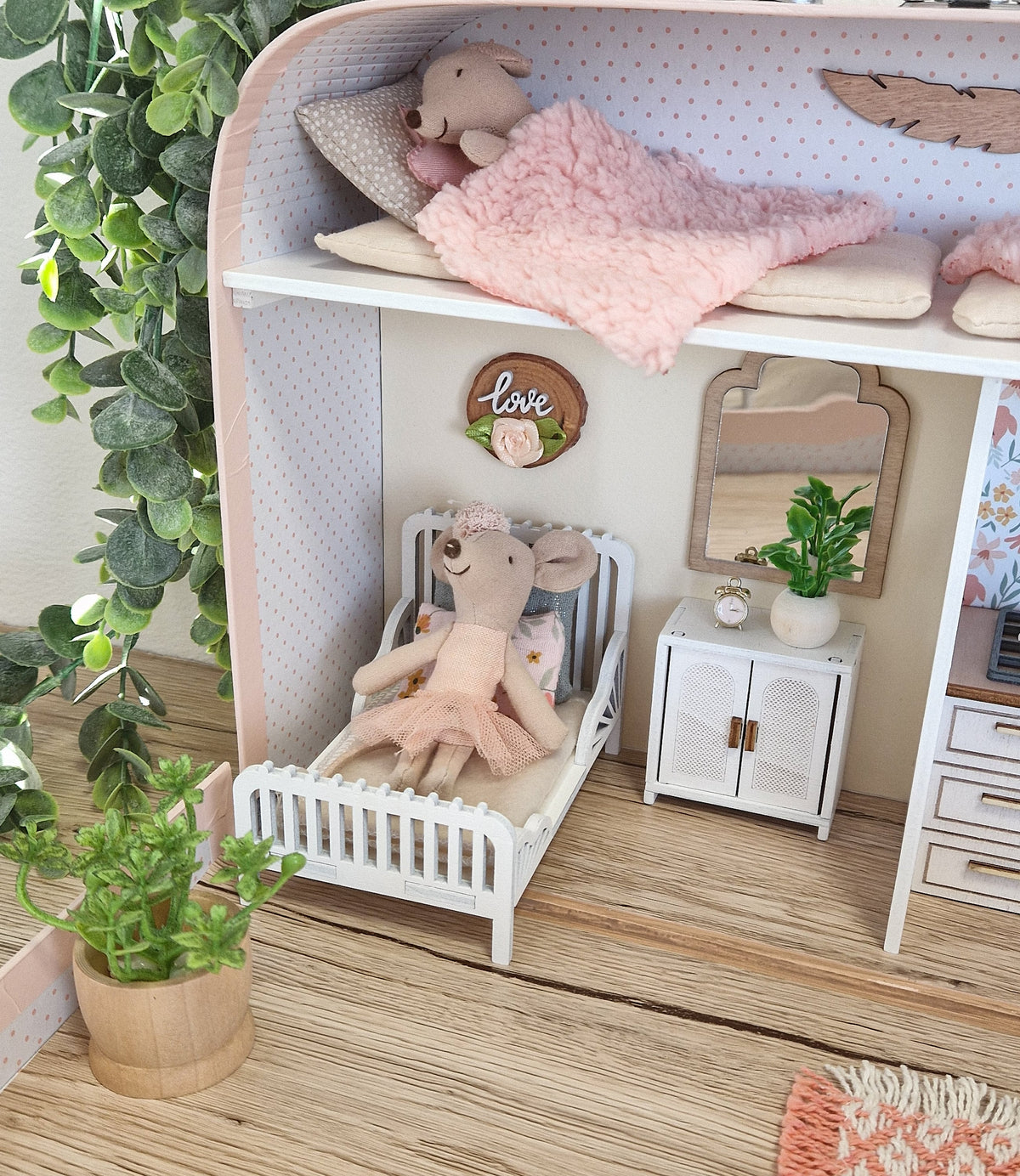 Cozy Rose Cottage – Large Suitcase Dollhouse, handmade in Slovenia – photo 7