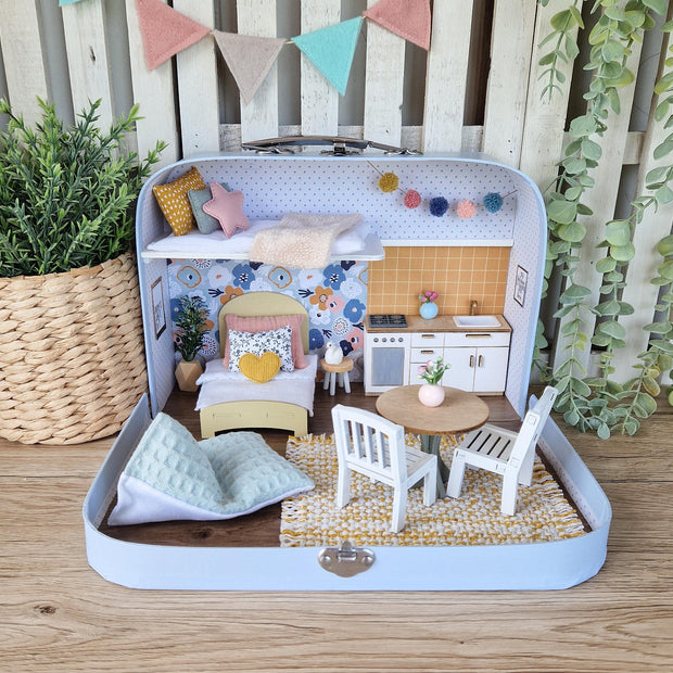 Color Pop Cottage – Puppenhaus im mittleren Kofferformat