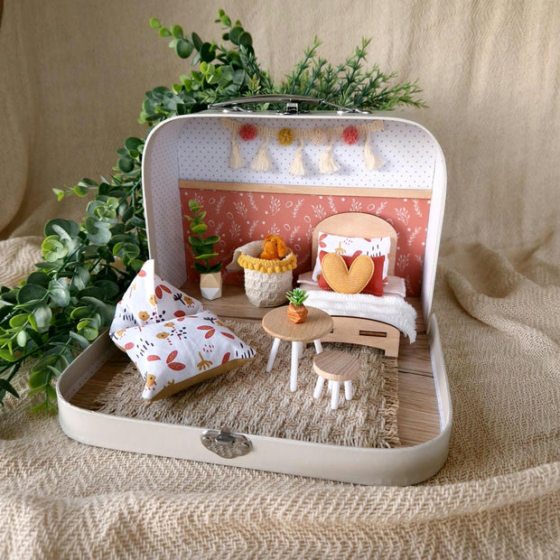 Gemütliches rosa Puppenhaus im kleinen Koffer