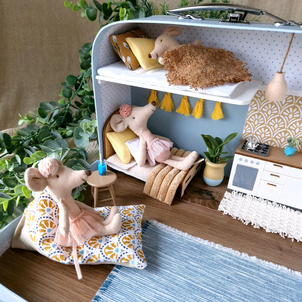Tagträume & Sonnenschein – Puppenhaus im mittleren Koffer