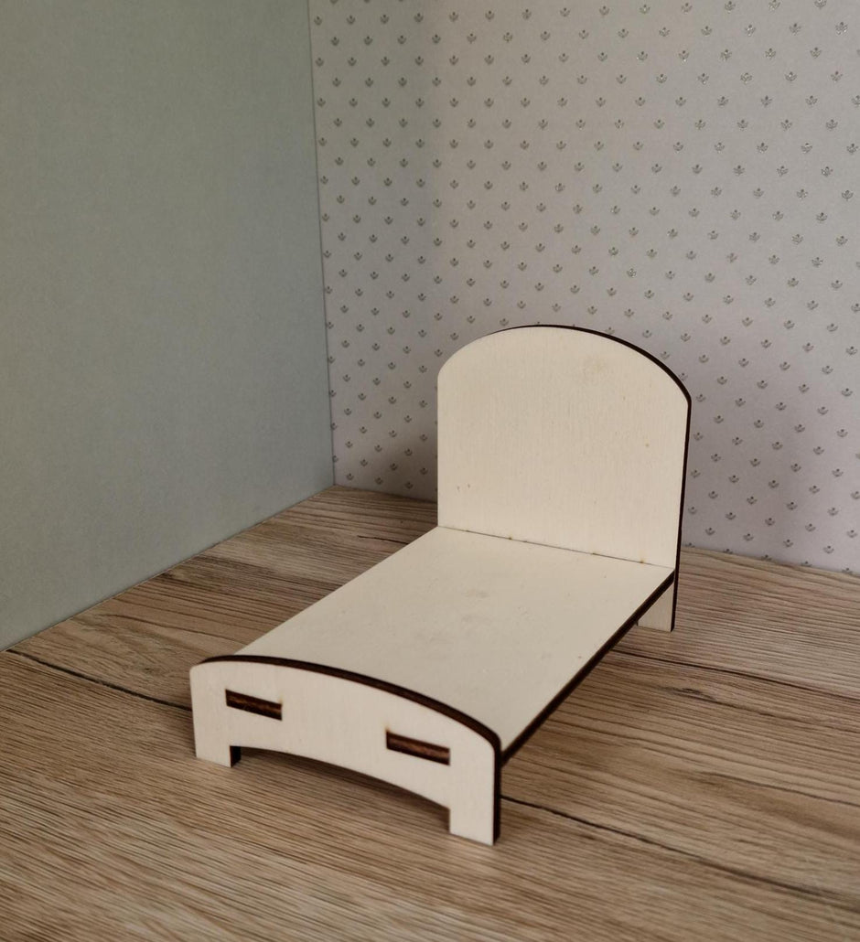 DIY-Miniaturbett – Weiche Kurven & gemütliche Schlichtheit