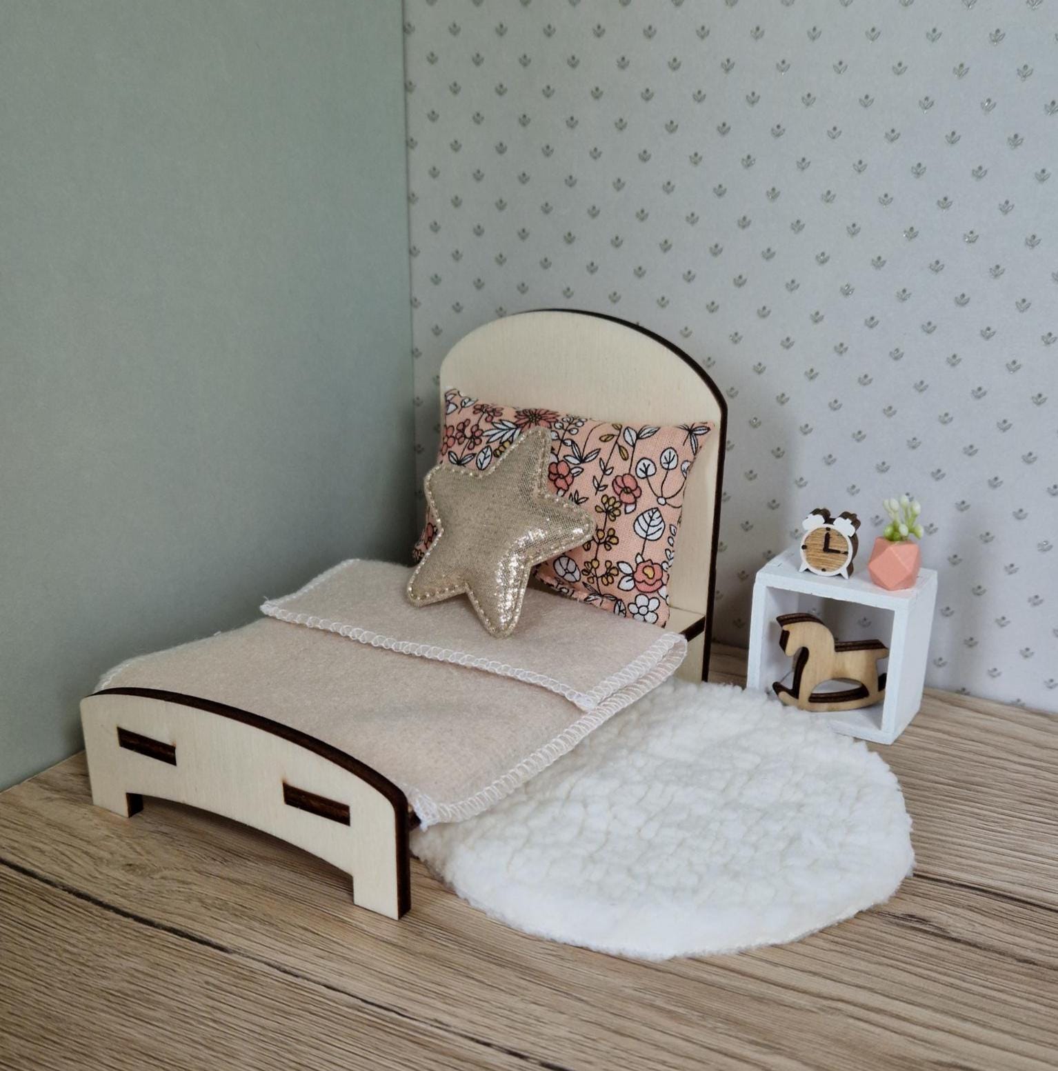 DIY-Miniaturbett – Weiche Kurven & gemütliche Schlichtheit