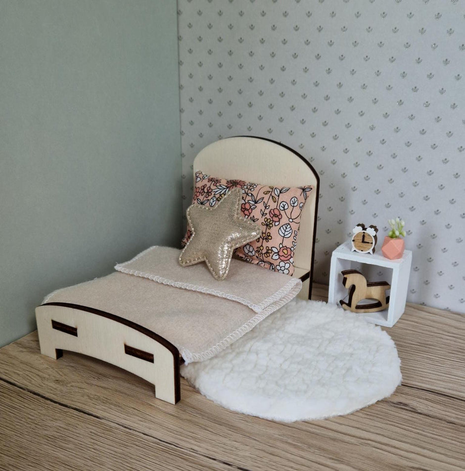 DIY-Miniaturbett – Weiche Kurven & gemütliche Schlichtheit