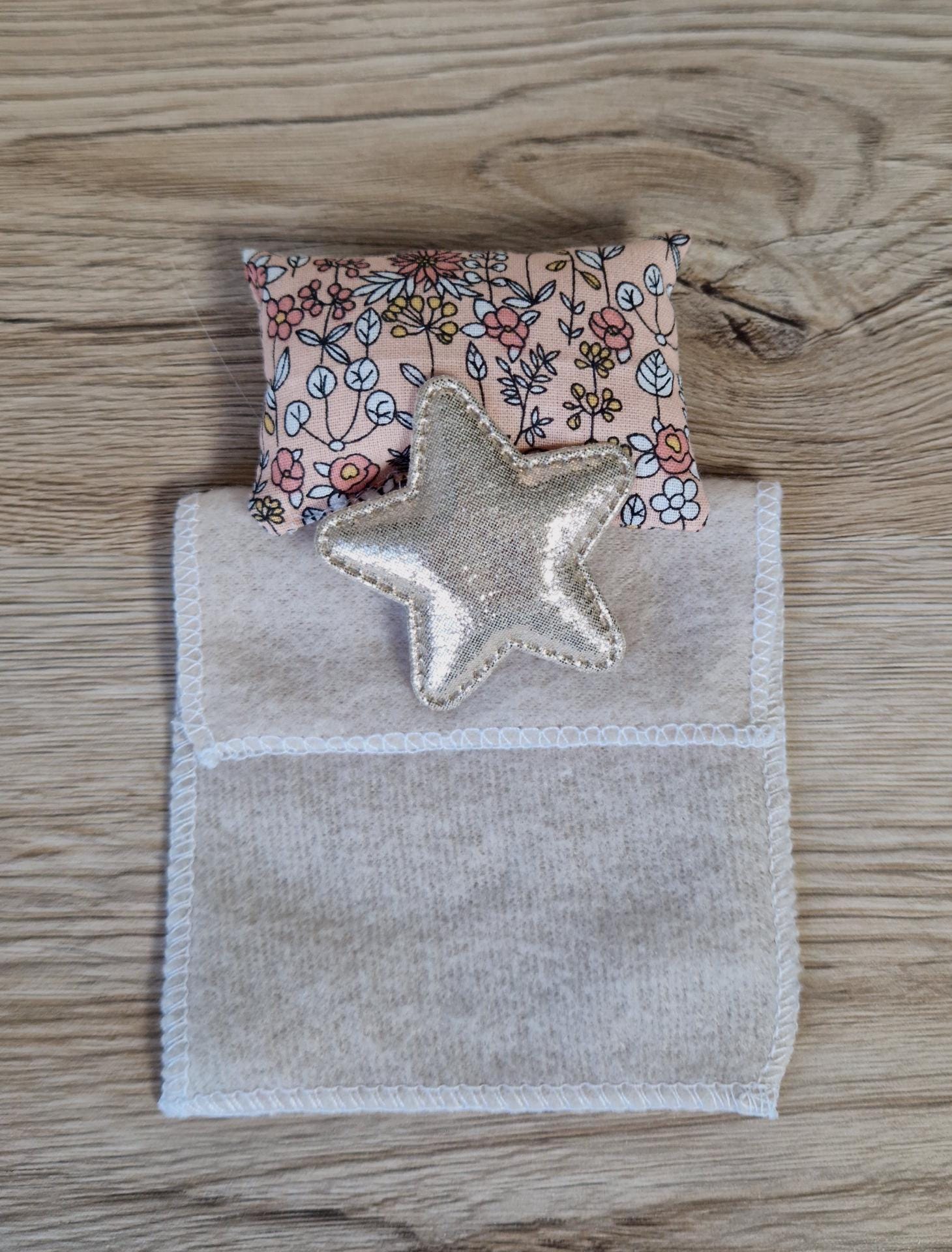 DIY-Miniaturbett – Weiche Kurven & gemütliche Schlichtheit