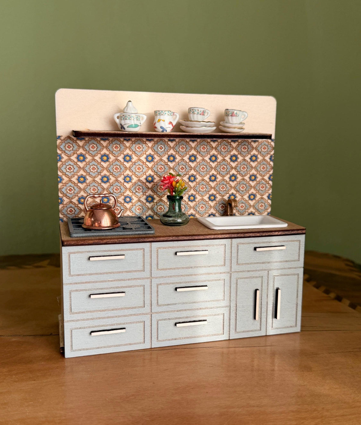 Miniature Kitchen with Hand-Painted Backsplash – Light Grey, handmade 1:12 miniature – photo 3
