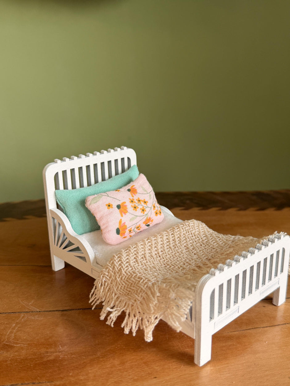 Ballerina Bedroom Set – Bed with Bedding, handmade 1:12 miniature – photo 3