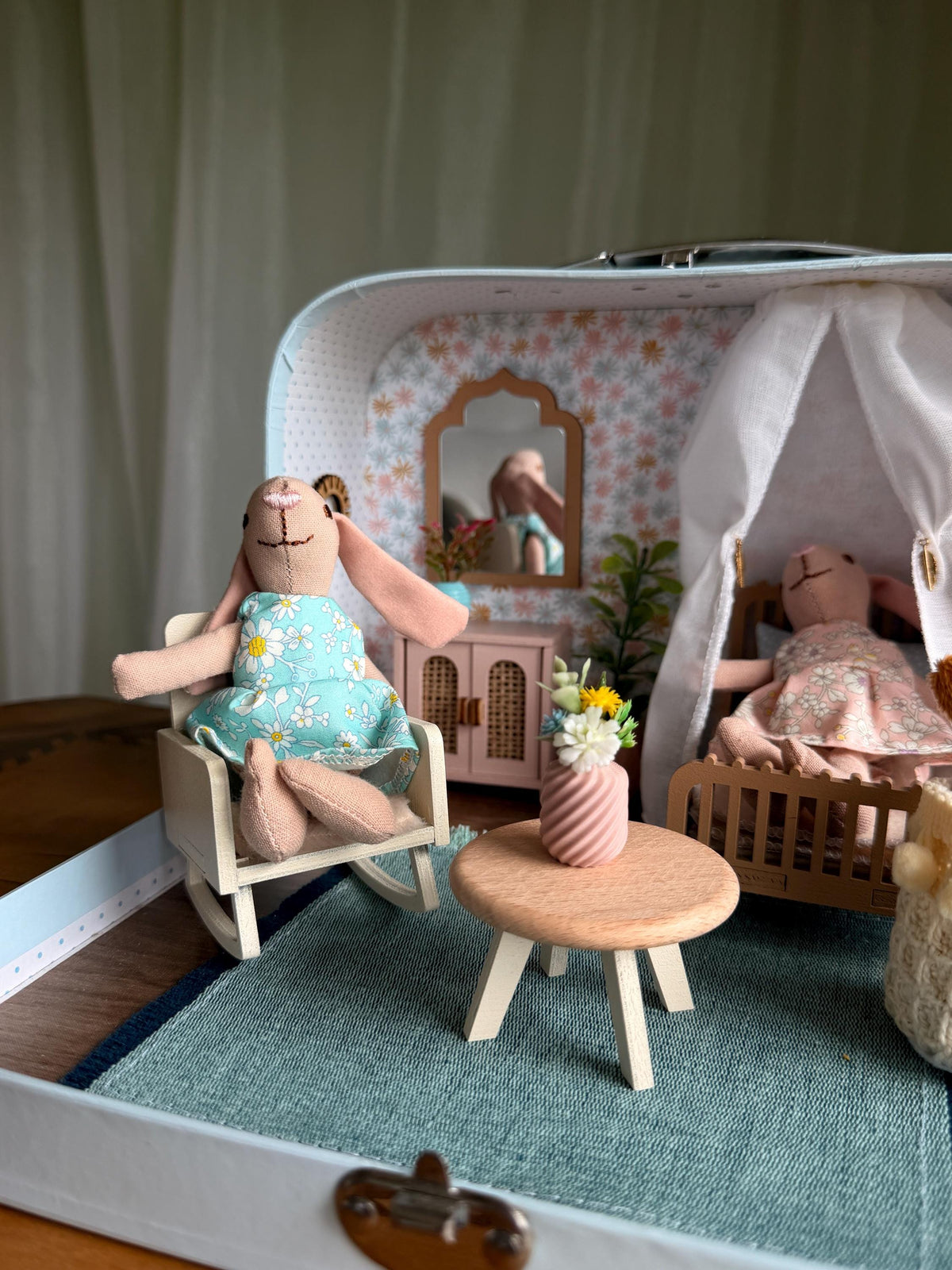 Daydream – Small Suitcase Dollhouse, handmade in Slovenia – photo 8