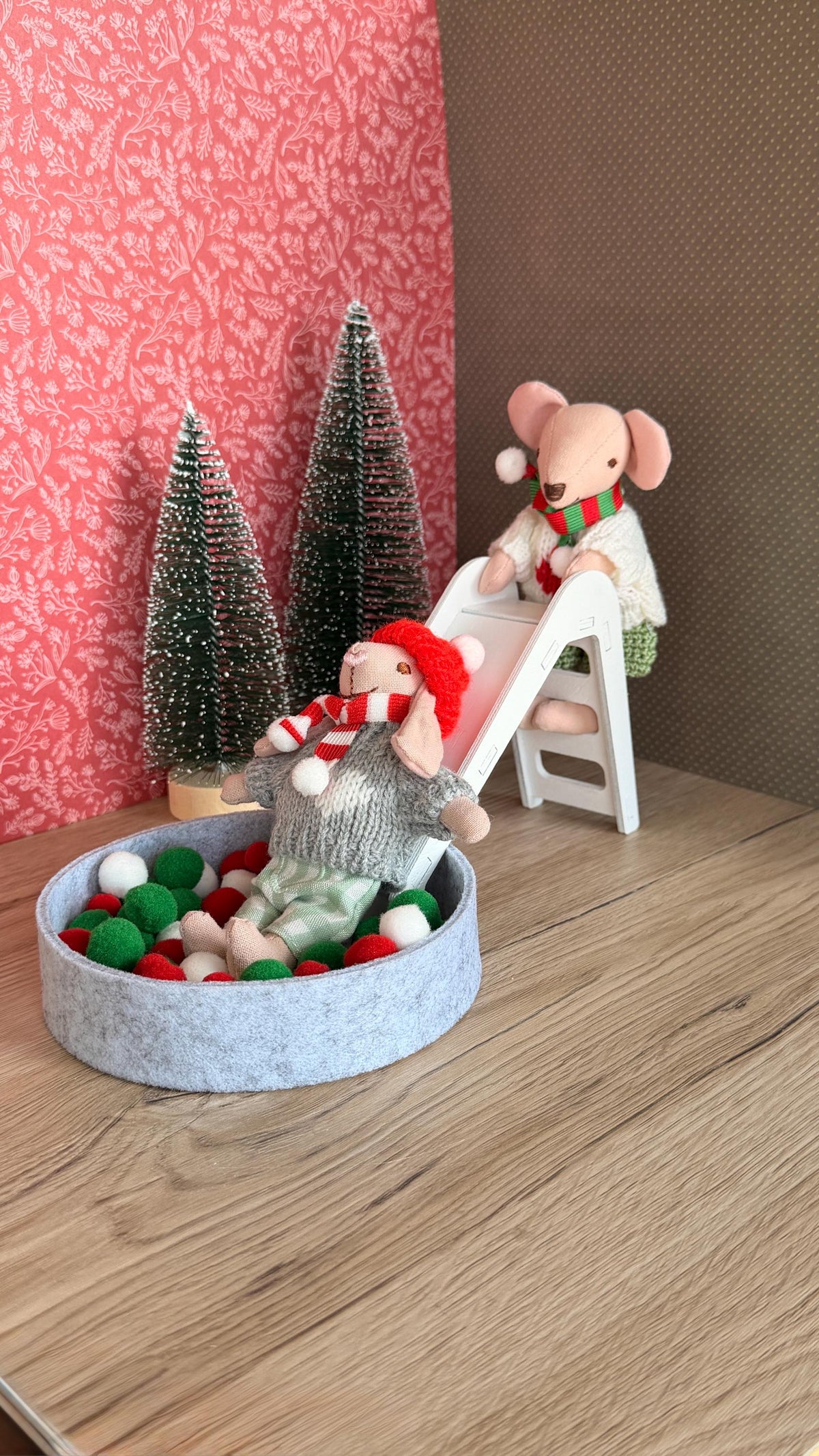 Christmas Slide Set – Miniature Slide with Pom-Pom Ball Pit – photo 4